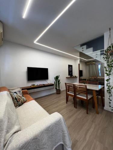Televisyen dan/atau pusat hiburan di Casa completa aconchegante em Jardim Primavera