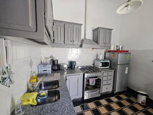 eine Küche mit Spüle und Herd oberen Backofen in der Unterkunft Propiedad 139m2 en Casco Histórico in Goya