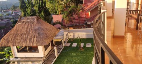BajawaにあるBajawa-Roo Hotelの草屋根の家のバルコニー