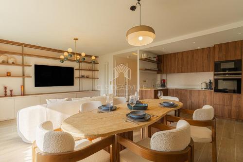 une cuisine et une salle à manger avec une table et des chaises dans l'établissement Azur & Sable Appart de Standing à 100m Mer CLS Deauville, à Benerville-sur-Mer