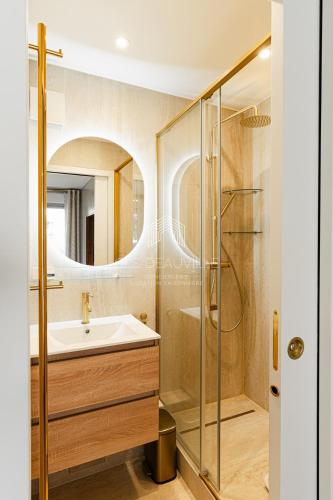 une salle de bain avec un lavabo et une douche dans l'établissement Azur & Sable Appart de Standing à 100m Mer CLS Deauville, à Benerville-sur-Mer