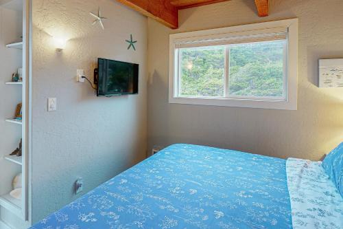 a small bedroom with a bed and a window at Lofty Pelican in Florence