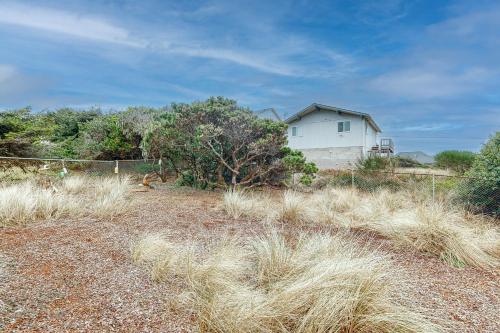 a house sitting on top of a field of tall grass at Lofty Pelican in Florence