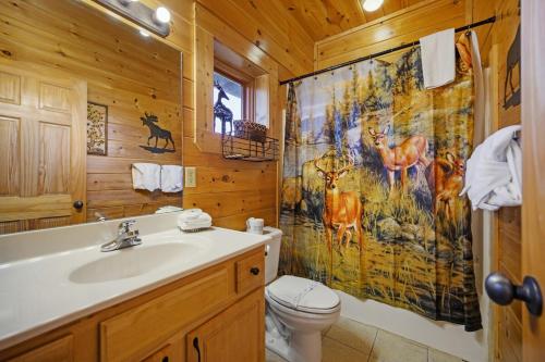 Koupelna v ubytování Authentic Cabin, View, 5 King Bed, Theater, Sleeps 17, Hot Tub