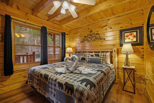 Postel nebo postele na pokoji v ubytování Authentic Cabin, View, 5 King Bed, Theater, Sleeps 17, Hot Tub