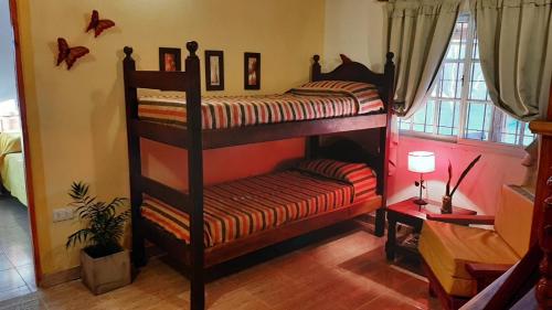 two bunk beds in a room with a window at Punta del Sur in San Clemente del Tuyú