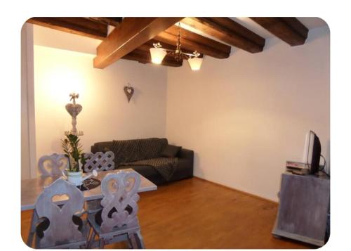 un salon avec un canapé et une table dans l'établissement Centre de Colmar Zum Harzala, à Colmar