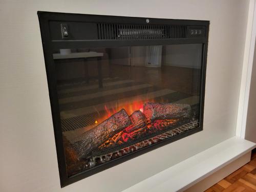 a fireplace with some food inside of it at Apartman Ogledalce, potpuno opremljen stan od 51m2, Kruševac Smeštaj in Kruševac