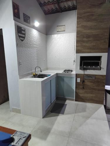 an empty kitchen with a sink and a stove at Casa Praia Reserva - Casa Completa no Paraíso in Aracruz