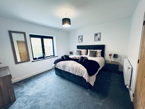 Un pat sau paturi într-o cameră la Sycamore Cottage - 2 Bedrooms - Sleeps 4
