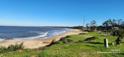 a view of a beach with people on it at La Quimera del Águila in Atlántida