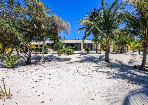 Un jardín fuera de Oceanfront Villa with Big Pools
