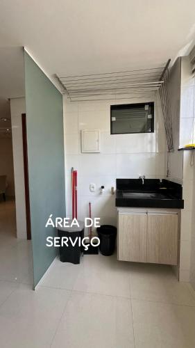 a kitchen with a sink and a counter in a room at PERFEITO!!! Apartamento de 3 quartos com ar-condicionado a 30 metros da Praia do Morro in Guarapari