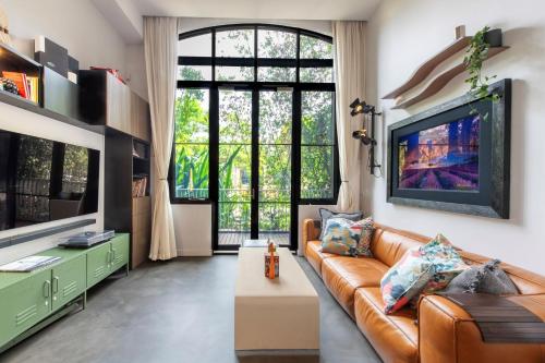 a living room with a couch and a flat screen tv at Welcome To Casa de Richmond in Melbourne