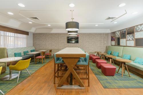 Χώρος καθιστικού στο Hampton Inn Hutchinson