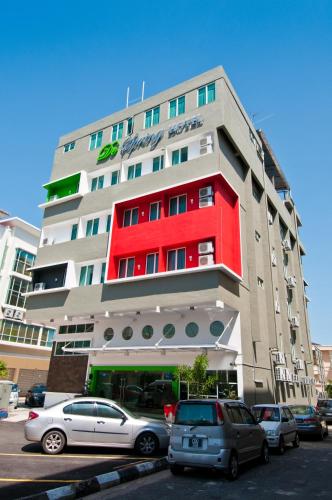 クアンタンにあるDe Spring Hotelの前に車が駐車されている高い建物