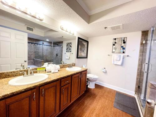 Ένα μπάνιο στο Luxury Large Ocean Front condo with pool North MB