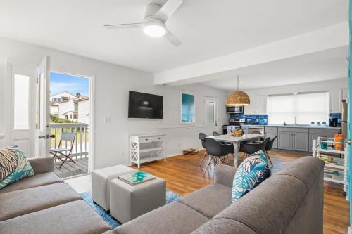 Μια τηλεόραση ή/και κέντρο ψυχαγωγίας στο Beach Nest 3 Stylish Condo 2Min Walk to Beach