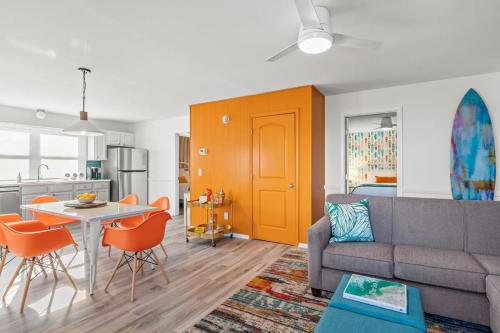 Χώρος καθιστικού στο Beach Nest 2 Stylish Condo 2 Min Walk to Beach