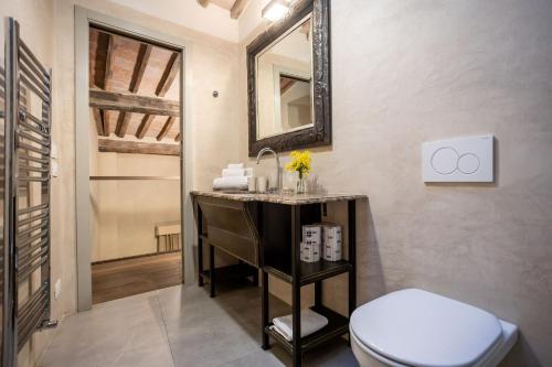 Kúpeľňa v ubytovaní Stylish apartment in the historic center of Cortona