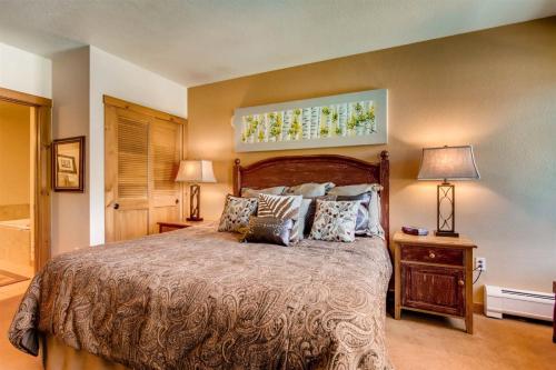 布雷肯里奇Premier 2 Bedroom Mountain View Condo Located In Historic Downtown Breckenridge Walking Distance To Peak 9的一间卧室，有一张大床，上面有枕头