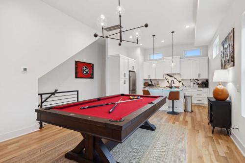 Biliardový stôl v ubytovaní Upscale Multi-Level Home Rooftop & Game Room Fun