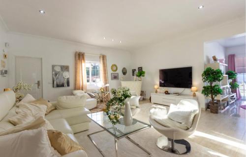 ein weißes Wohnzimmer mit einem weißen Sofa und Stühlen in der Unterkunft 3 Bedroom Cozy Home In Rojales in Rojales