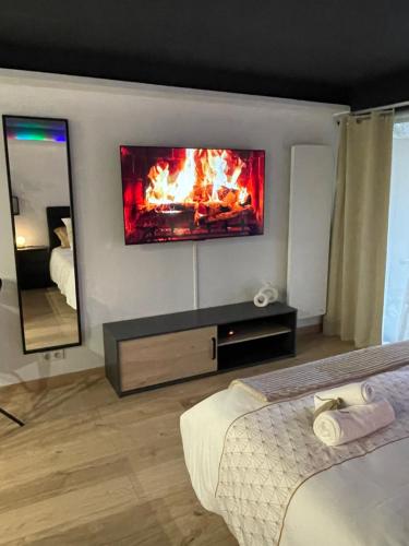 une chambre d'hôtel avec une cheminée sur le mur dans l'établissement Love and bubbles, à Bœrsch