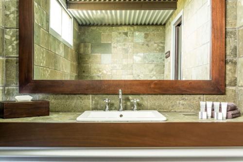 ein Bad mit einem Waschbecken und einem Spiegel in der Unterkunft Orbost Motel in Orbost