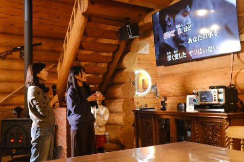 Televiisor ja/või meelelahutuskeskus majutusasutuses 北軽井沢の浅間山麓に佇む本格カラオケとサウナ付きログハウス