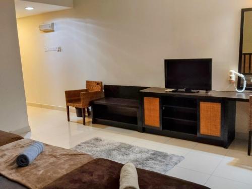 バンティングにあるSunset studio apartment Goldcoast moribのソファと薄型テレビのあるリビングルーム