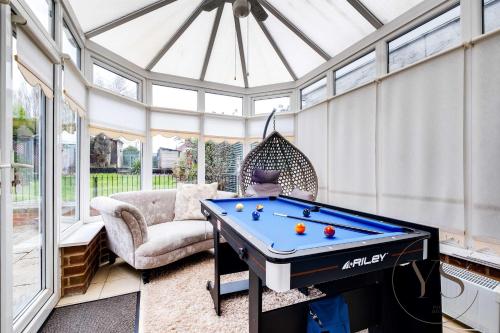 Τραπέζι μπιλιάρδου στο Spacious 5BR Home in 113 Park Lane with Free Parking Near M6 and Walsall Town Centre