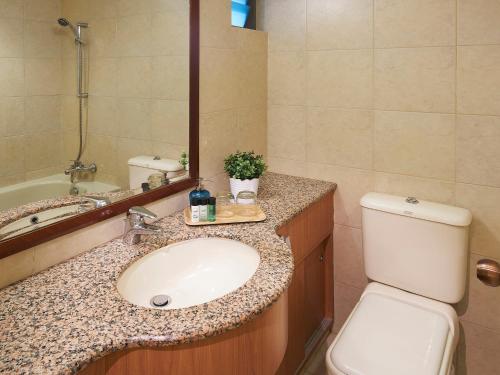 Village Residence Hougang by Far East Hospitality tesisinde bir banyo