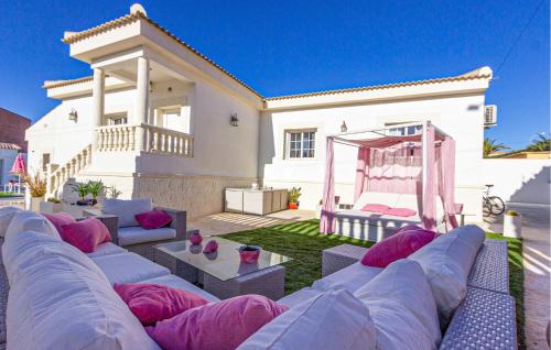 einen Hinterhof mit Sofa und Schaukel in der Unterkunft 3 Bedroom Cozy Home In Rojales in Rojales