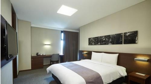 a hotel room with a bed and a desk at Bloomvista in Yangpyeong