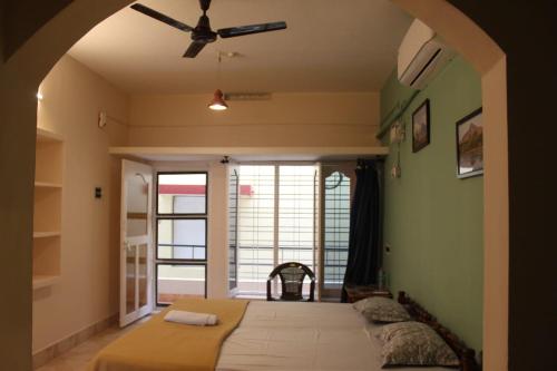 Una cama o camas en una habitación de Dwaraka Guest House