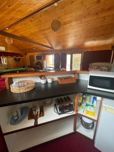 Η κουζίνα ή μικρή κουζίνα στο The Beach Cabin Ocean Bay Getaway PL