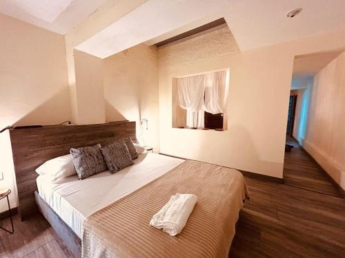 Un dormitorio con una cama grande en una habitación. en Renacer, Poblado Manila, en Medellín
