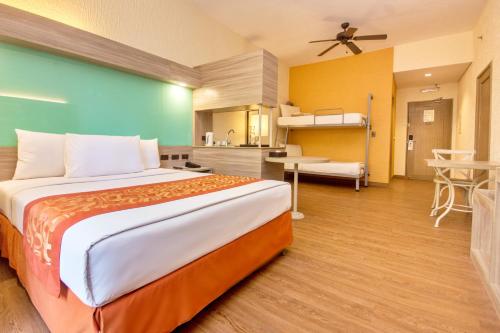 Postel nebo postele na pokoji v ubytování Microtel by Wyndham Boracay
