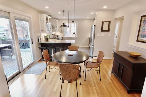 ワシントンにあるYour Happy Place Entire Home - With Parkingのテーブルと椅子のあるキッチンとダイニングルーム
