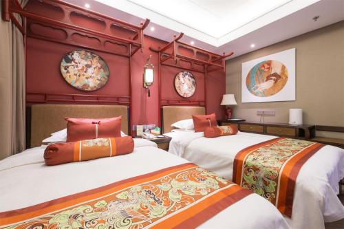 Postel nebo postele na pokoji v ubytování Dunhuang Hotel