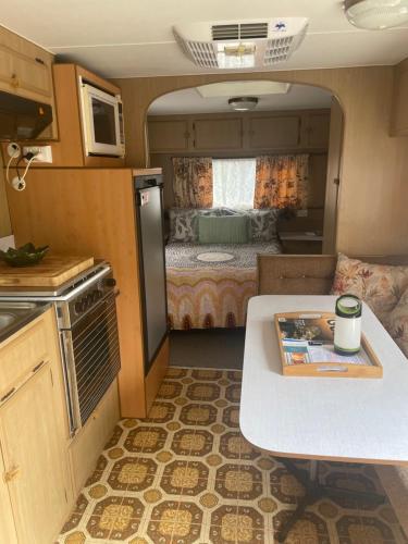 Dapur atau dapur kecil di Back Beach Beryl Ocean Bay Getaway PL