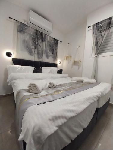 Una cama o camas en una habitación de אחוזת דבורה בבני ברק