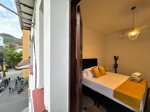 a bedroom with a bed and a view of a street at Hotel Boulevard del Río in Cali