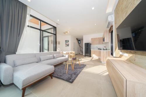 Ruang duduk di Goldena Twin Private Pool Villas