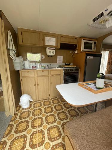 Dapur atau dapur kecil di Back Beach Beryl Ocean Bay Getaway PL