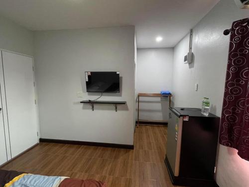Un televizor și/sau centru de divertisment la S&P Huayau Resort รีสอร์ทน้ำอ้อย 2