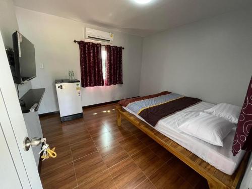 Un pat sau paturi într-o cameră la S&P Huayau Resort รีสอร์ทน้ำอ้อย 2