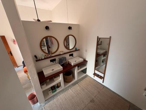 une salle de bain avec deux lavabos et deux miroirs dans l'établissement Casa nueva en Lomas de Cocoyoc, alberca climatizada, PET friendly, à Texcalpan