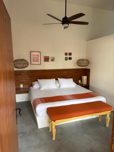 une chambre avec un lit et un ventilateur de plafond dans l'établissement Casa nueva en Lomas de Cocoyoc, alberca climatizada, PET friendly, à Texcalpan